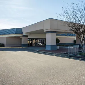 Travelodge By Wyndham Airport/graceland Отель